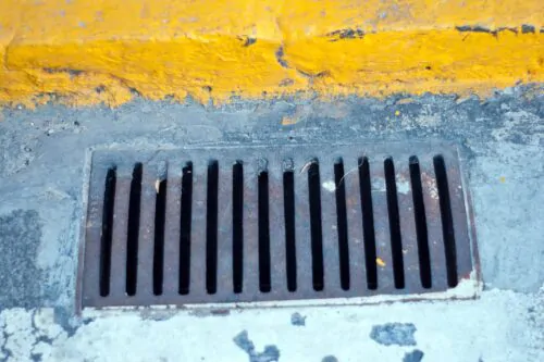 Vue rapprochée d'une plaque d'égout dans une rue.