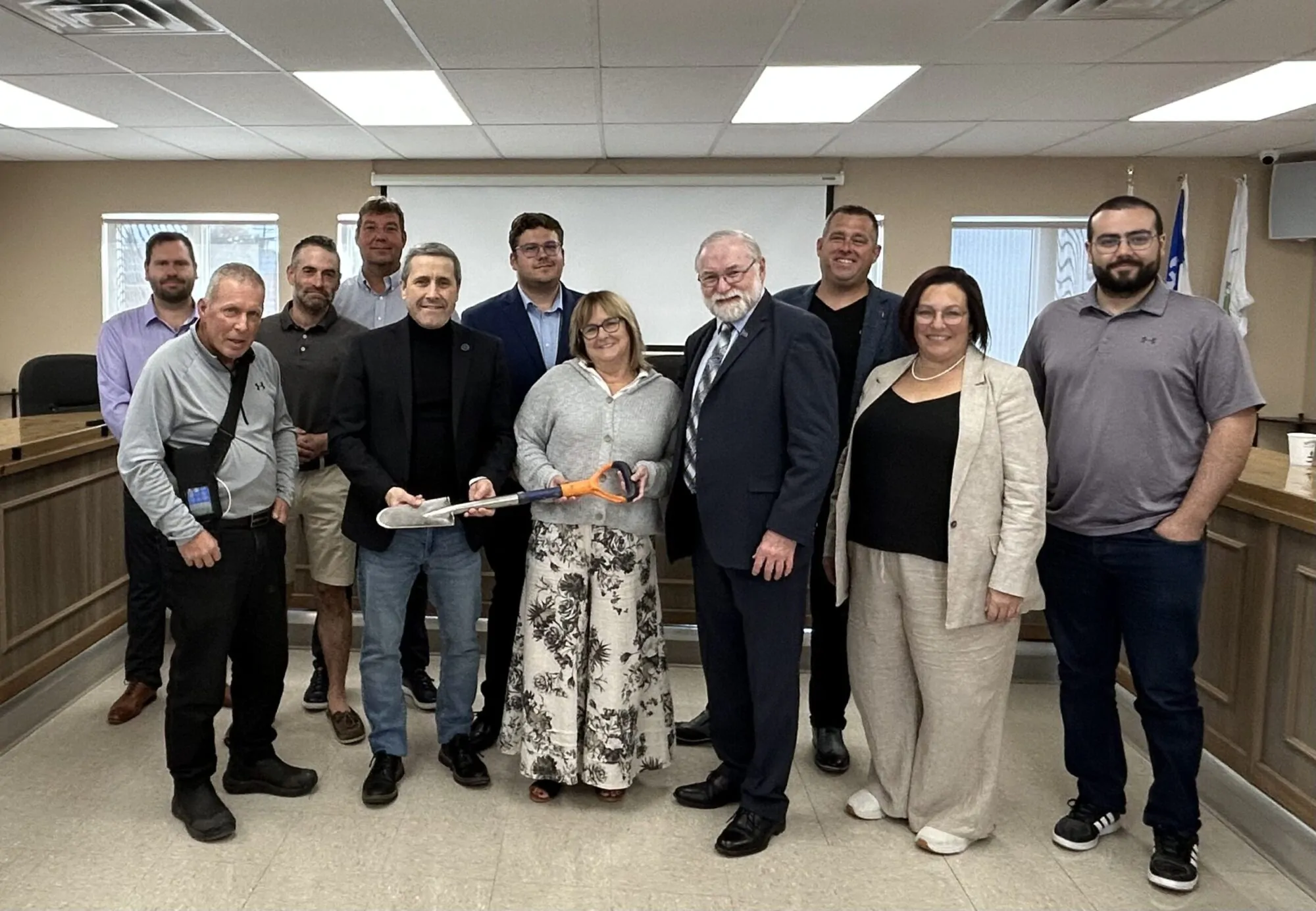 Un groupe de personnes, élus municipaux et représentants de la cellule de crise forestière de la Vallée-de-la-Gatineau, avec le député de Gatineau, Robert Bussière, et le ministre des Ressources naturelles et des forêts du Québec, Jean-François Simard.
