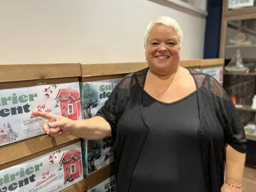 La préfète de la MRC de La Vallée-de-la-Gatineau, Chantal Lamarche, pointe du doigt une boîte contenant des produits locaux.