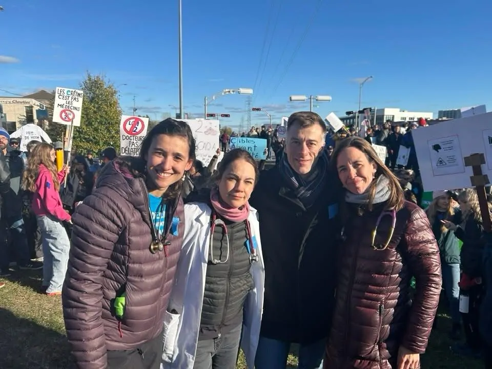 Manifestation loi 2 rémunération médecins Gatineau novembre 2025