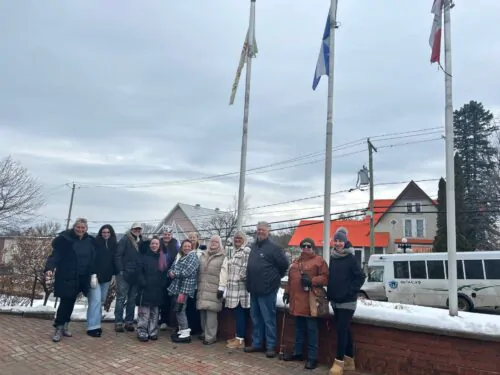 photo drapeau 12 jours action violence femmes hôtel de ville Maniwaki