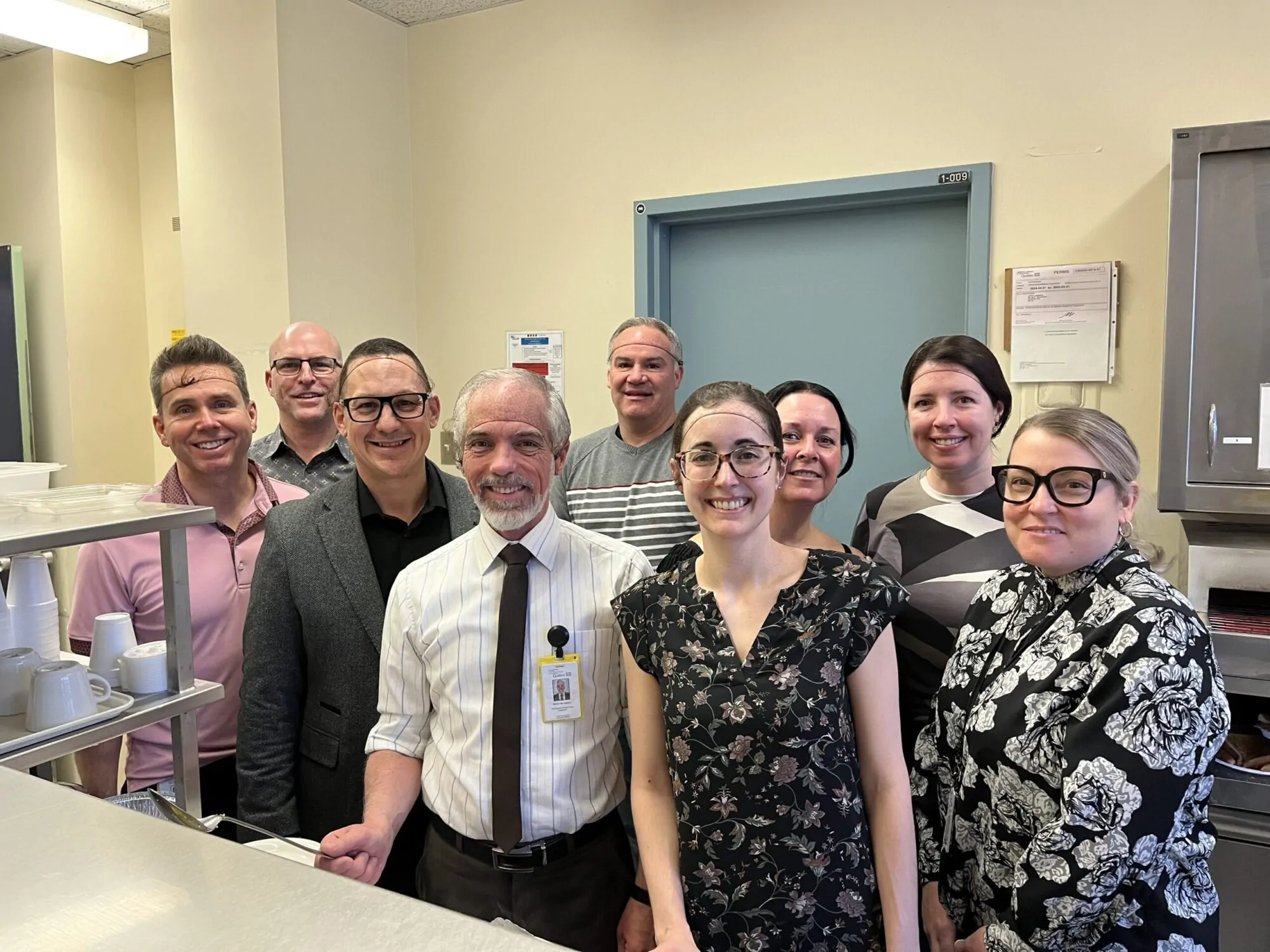 Un groupe de personnes en train de prendre la pause dans une cuisine d'un établissement de santé
