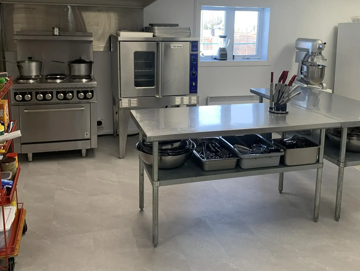 Une cuisine industrielle dans un local.